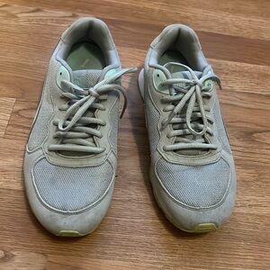 Puma Soft Foam Optimal Comfort Size 8 Light Gray/Teal Green Athletic Shoes